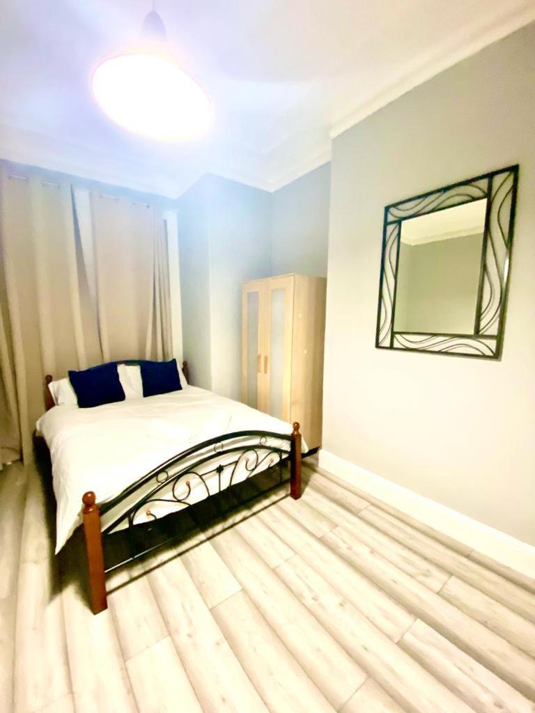 One Bedroom Ground Floor Flat In * Londra