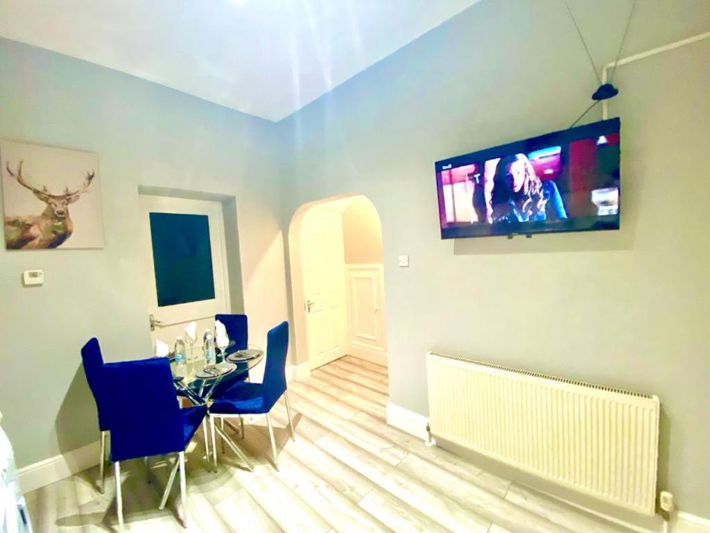One Bedroom Ground Floor Flat In * Londra